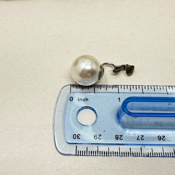 Vintage Faux  Pearl Stud‎ Earrings Silver-Tone Clip On Retro Bauble Kitchy - Picture 6 of 6